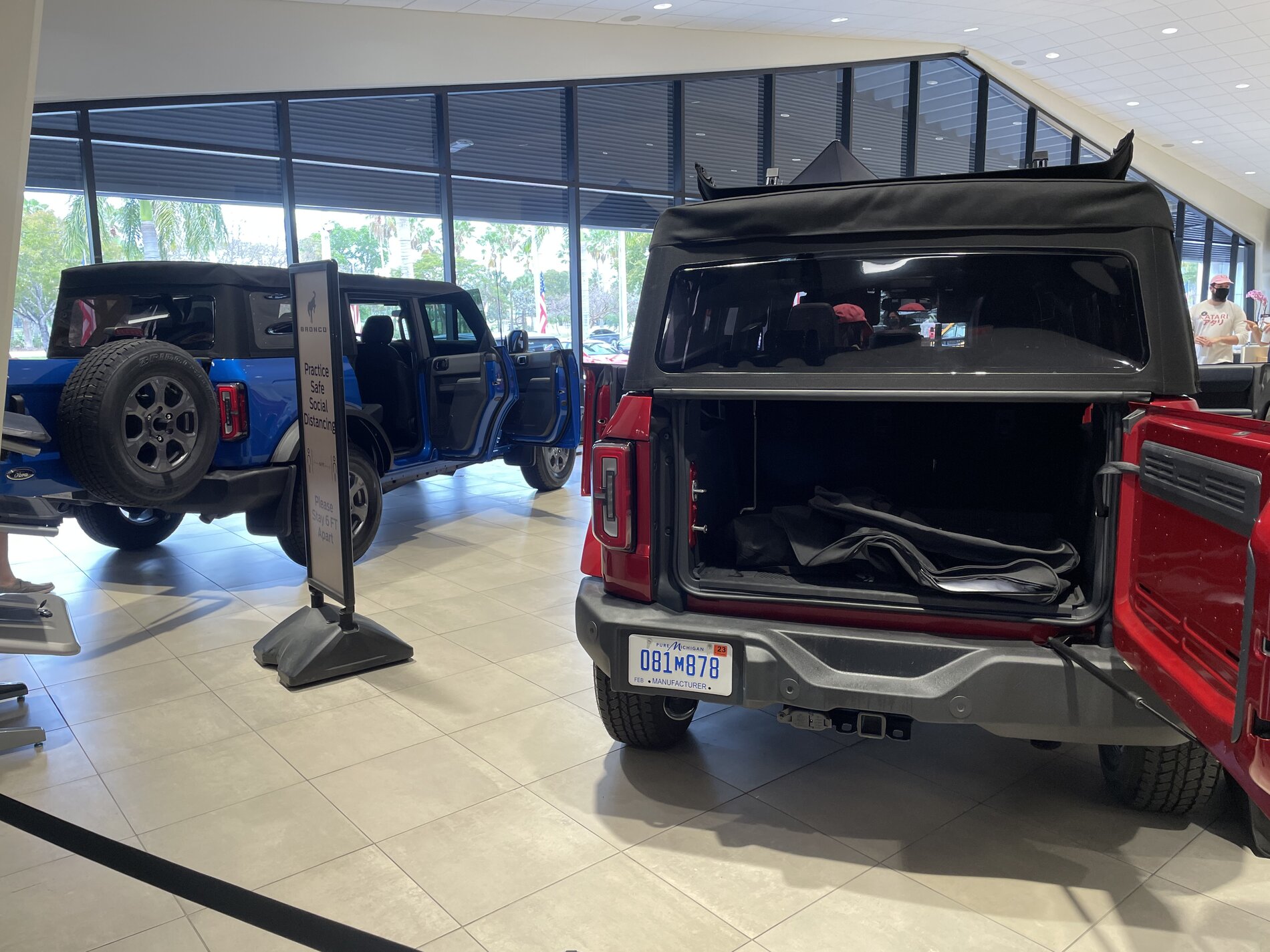 Ford Bronco 🔵🔵Blue Big Bend and Red Outer Banks @ Ford of Kendall Miami 1111.JPG
