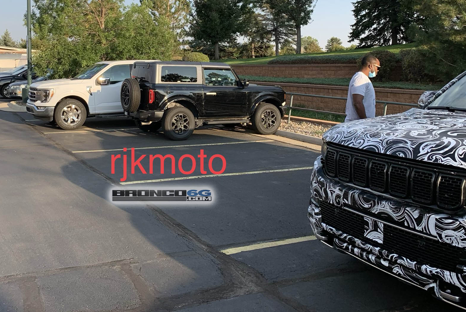 Ford Bronco SPOTTED: 2-door Bronco Outerbanks tester in Denver, next to F-150 1600953653163