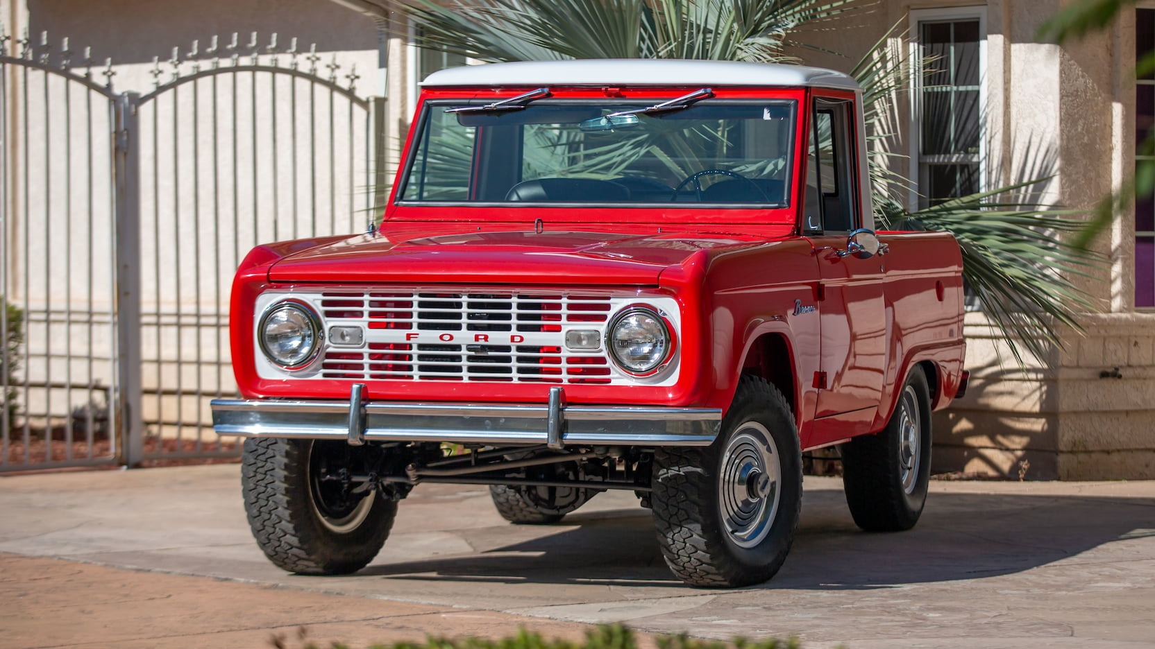 Ford Bronco HERITAGE EDITION Bronco Spied! Riding on 35's, Classic 4-Slot Wheel Design and White Grille! 1612291410705