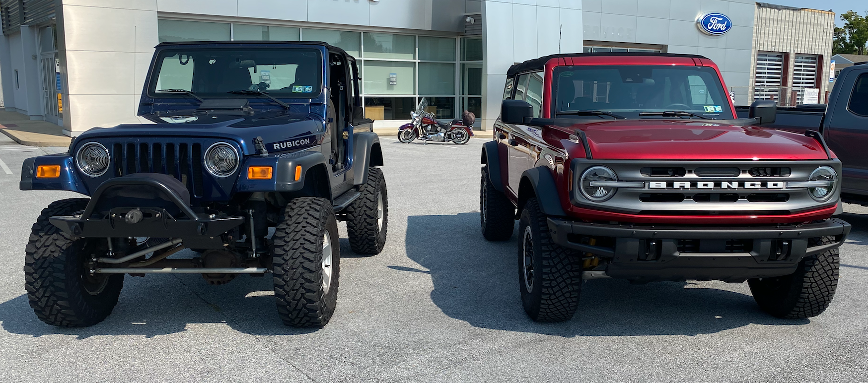Ford Bronco My JK Willys on 35s (no lift) next to BL on 33s 1632782011826