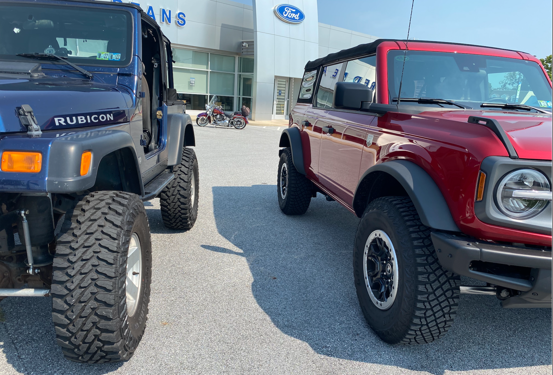 Ford Bronco My JK Willys on 35s (no lift) next to BL on 33s 1632782078555