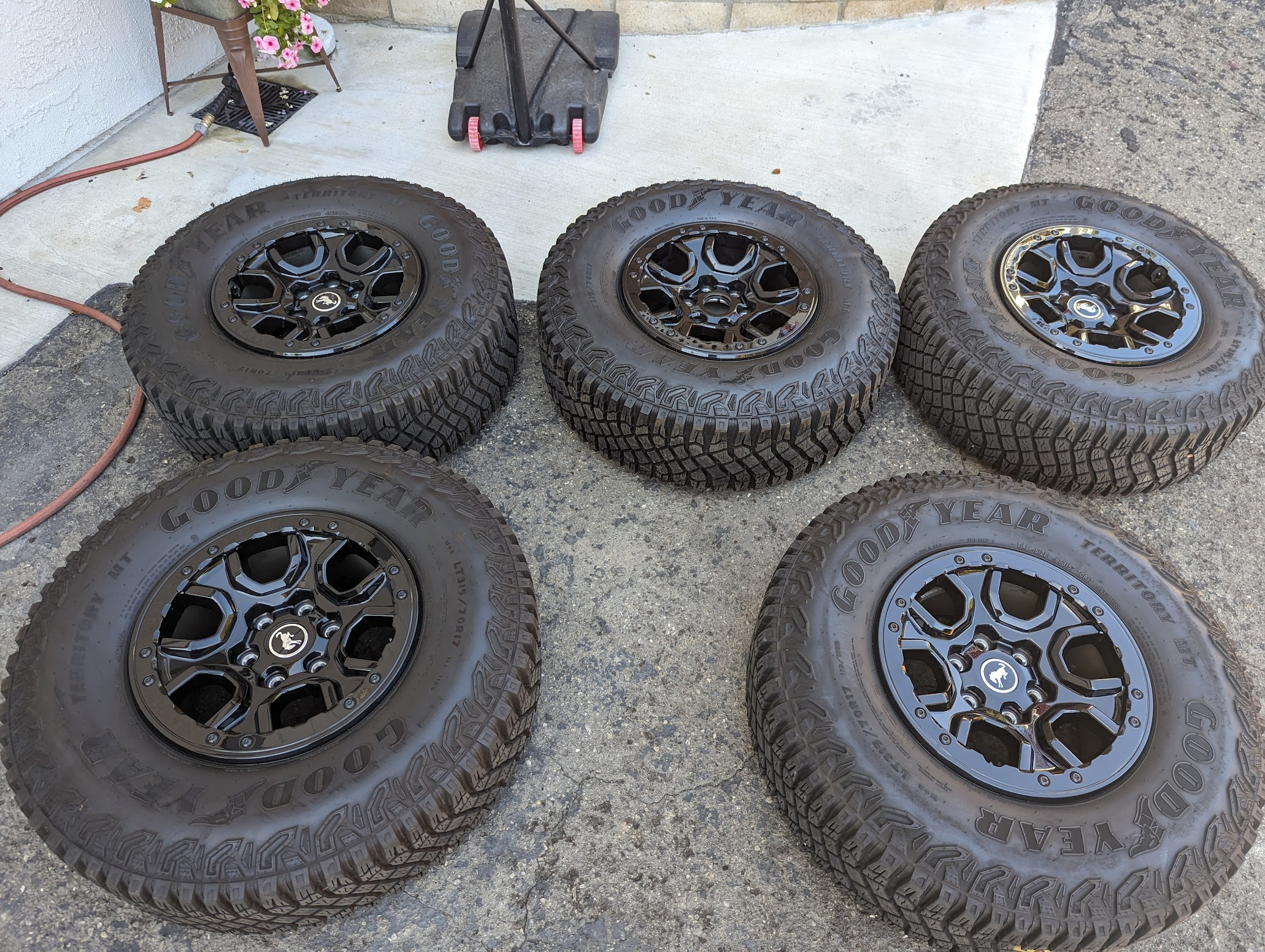 Ford Bronco FS: 2023 Wildtrak wheels and tires w/ sensors 1696392157873
