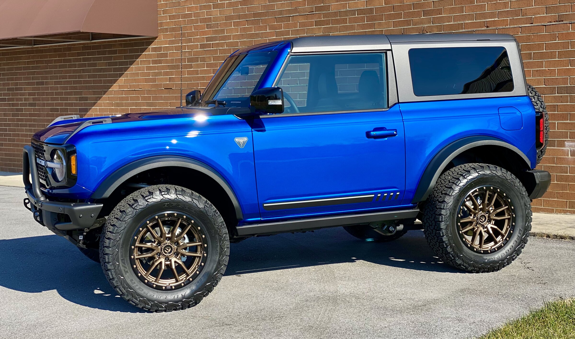 Ford Bronco LIGHTNING BLUE Bronco Club 18127454-84D6-4C5D-8CD9-1DC5FE62D346