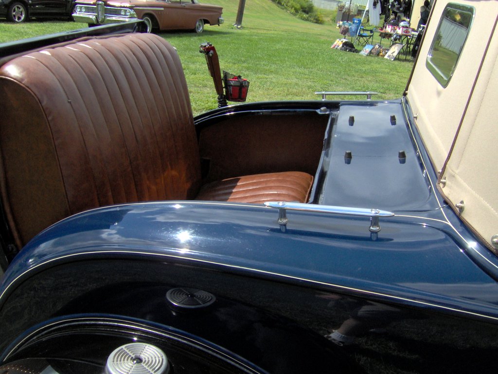 1931_Ford_Model_A_roadster_rumble_seat.jpg