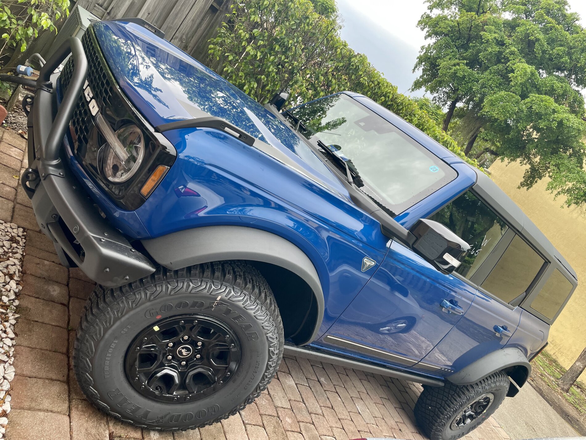 Ford Bronco LIGHTNING BLUE Bronco Club 19475686-2B28-4225-9368-A1116656A4B1