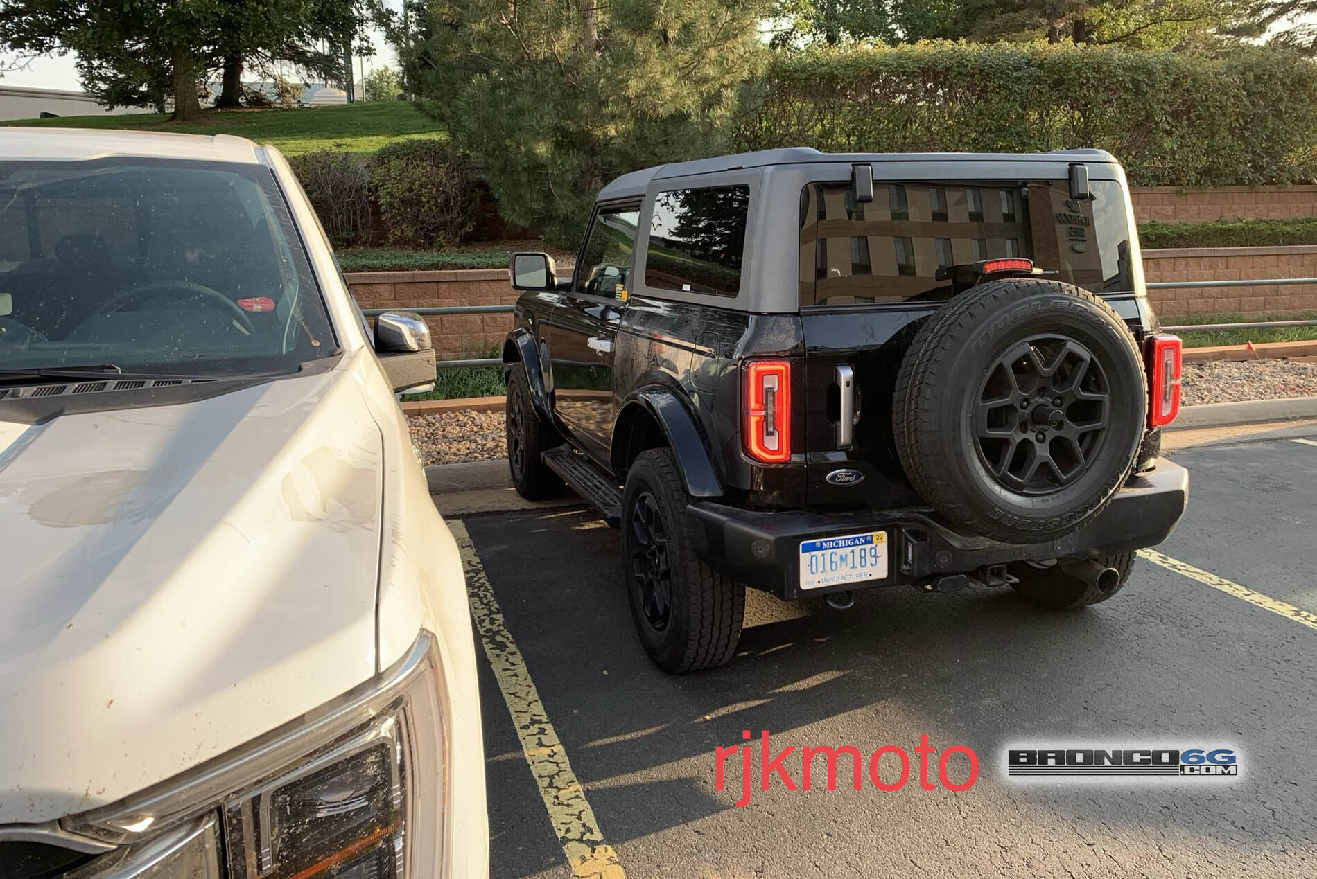 Ford Bronco SPOTTED: 2-door Bronco Outerbanks tester in Denver, next to F-150 2 Door Bronco Outer Banks Next to F-150 image7