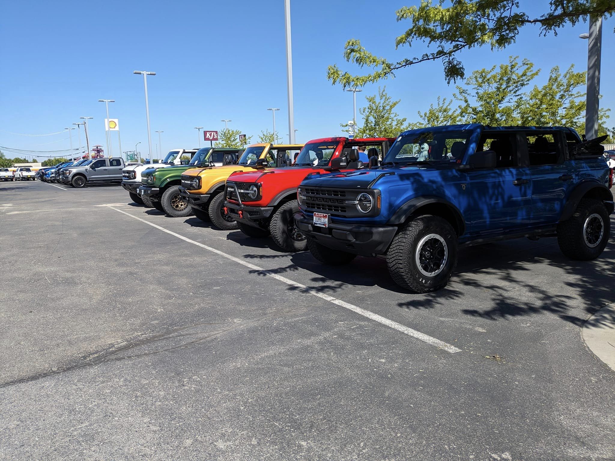 Ford Bronco HERITAGE EDITION Bronco Club 2 doors line at cars and coffee