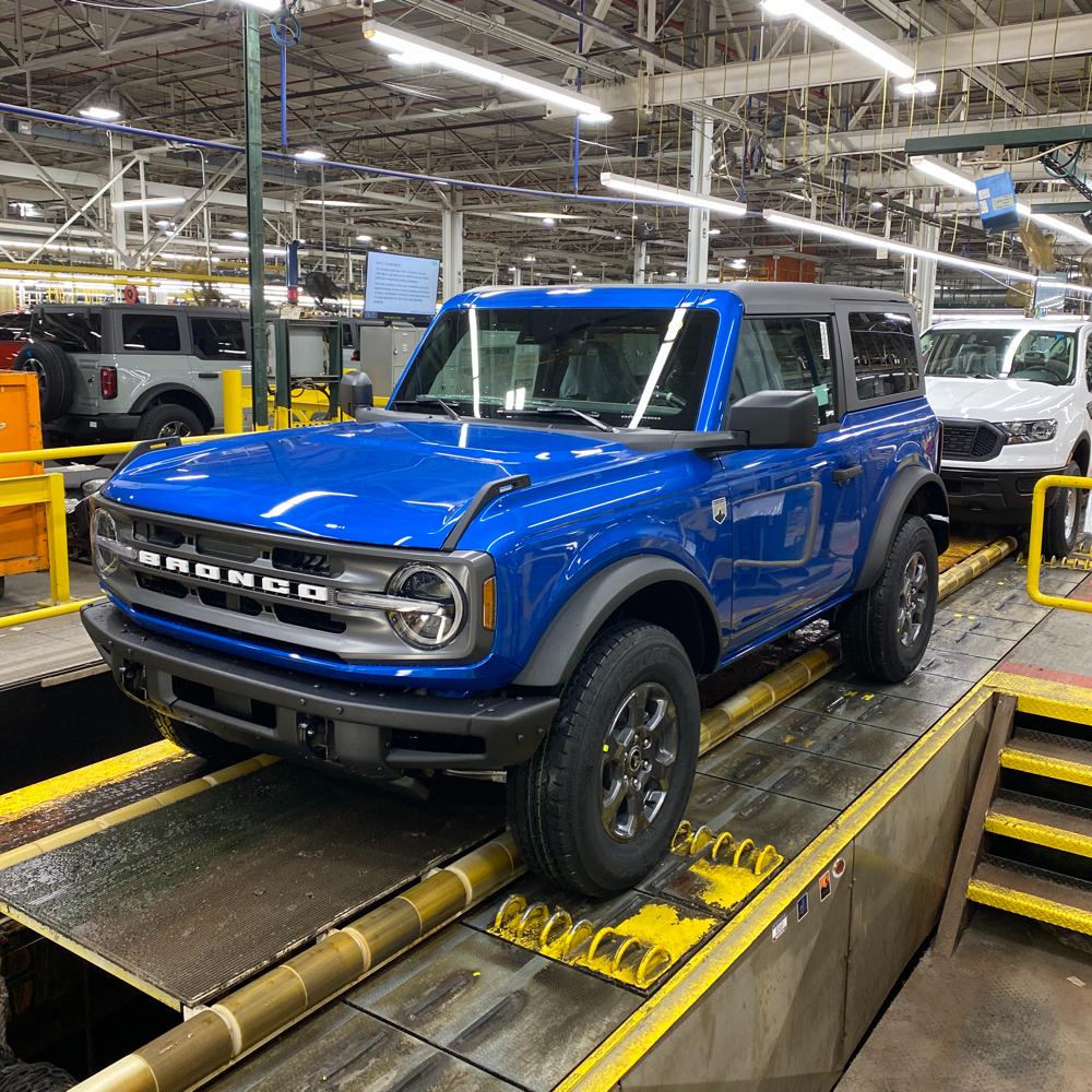 Ford Bronco 🛠 3/21/22 Build Week Group 2022 Bronco Big Bend_Velocity Blue_Assembly Line Photo
