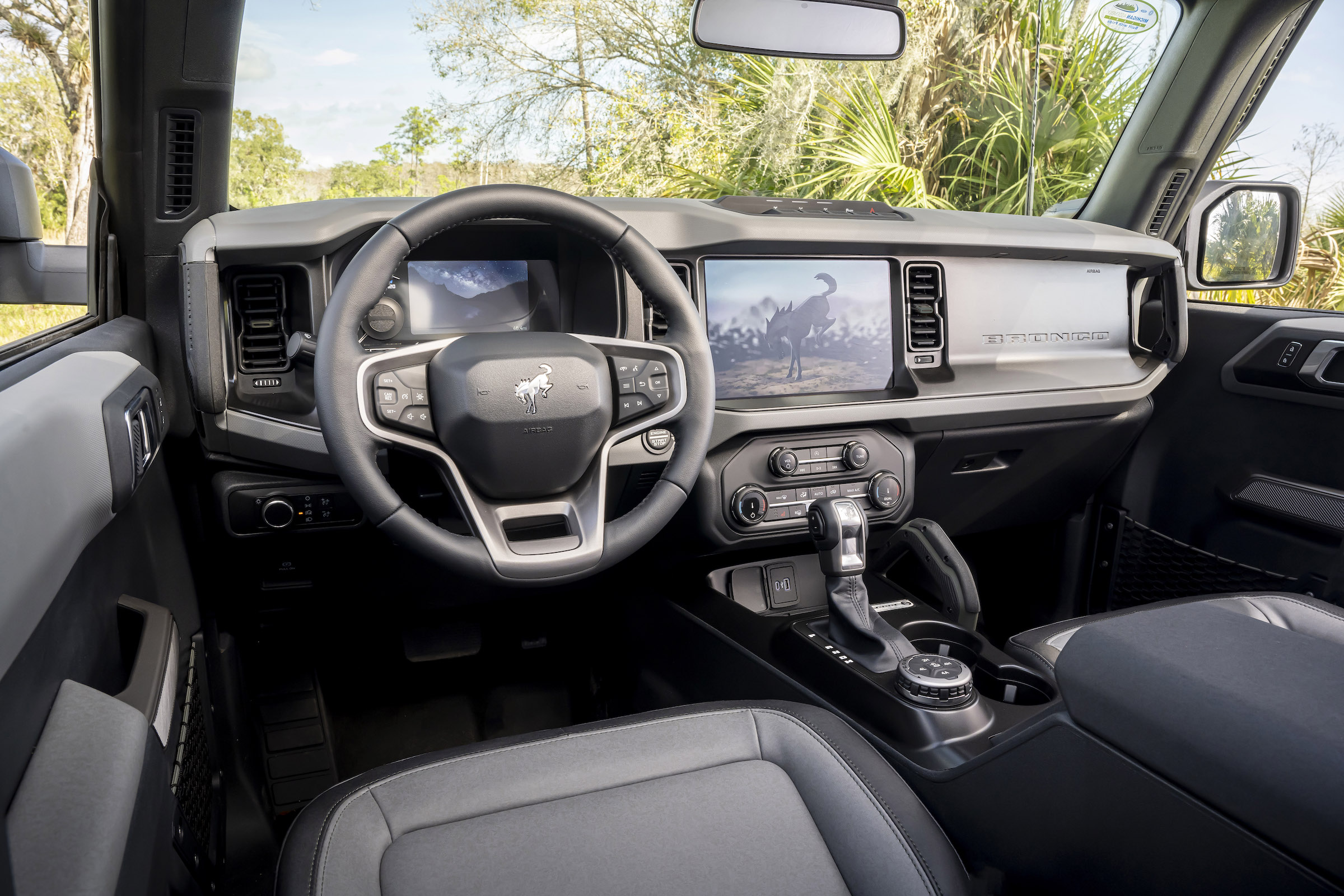 2022 Ford Bronco Everglades_interior_02.jpg