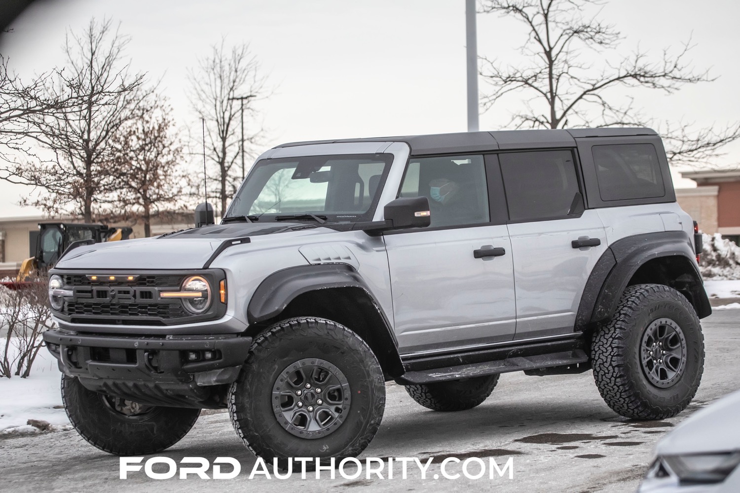 2022-Ford-Bronco-Raptor-Iconic-Silver-Real-World-Photos-Exterior-002.jpg