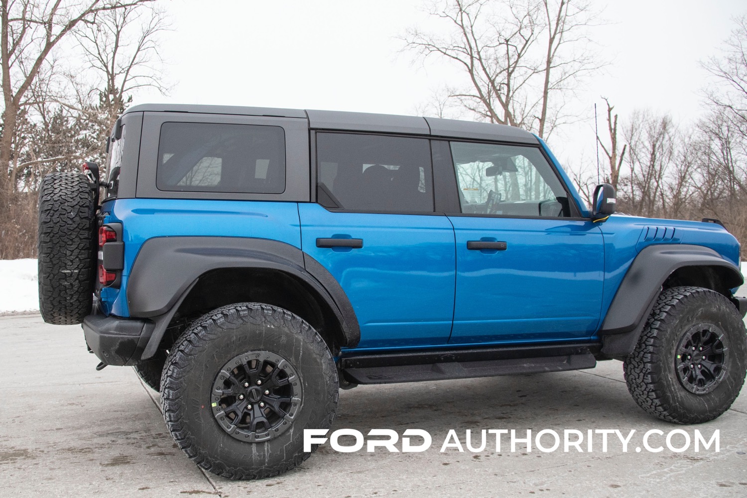 2022-Ford-Bronco-Raptor-Velocity-Blue-Metallic-Real-World-Photos-Exterior-004.jpg