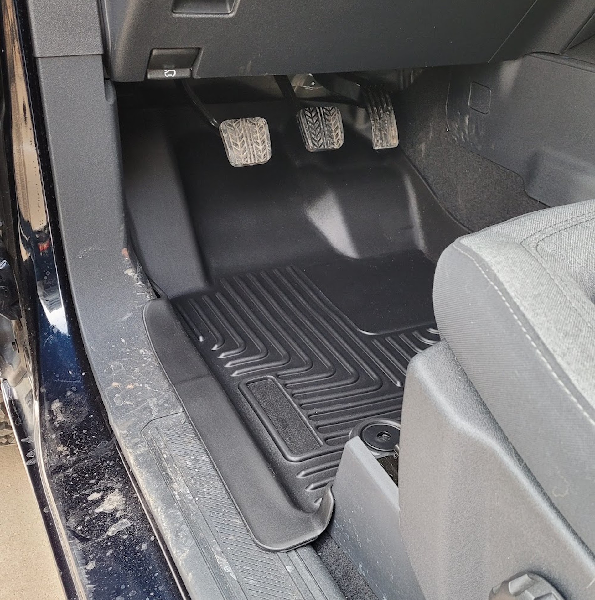 Ford Bronco Husky Floor Liners Mats vs Ford Factory Floor Liners - pics & review 20220116_153737