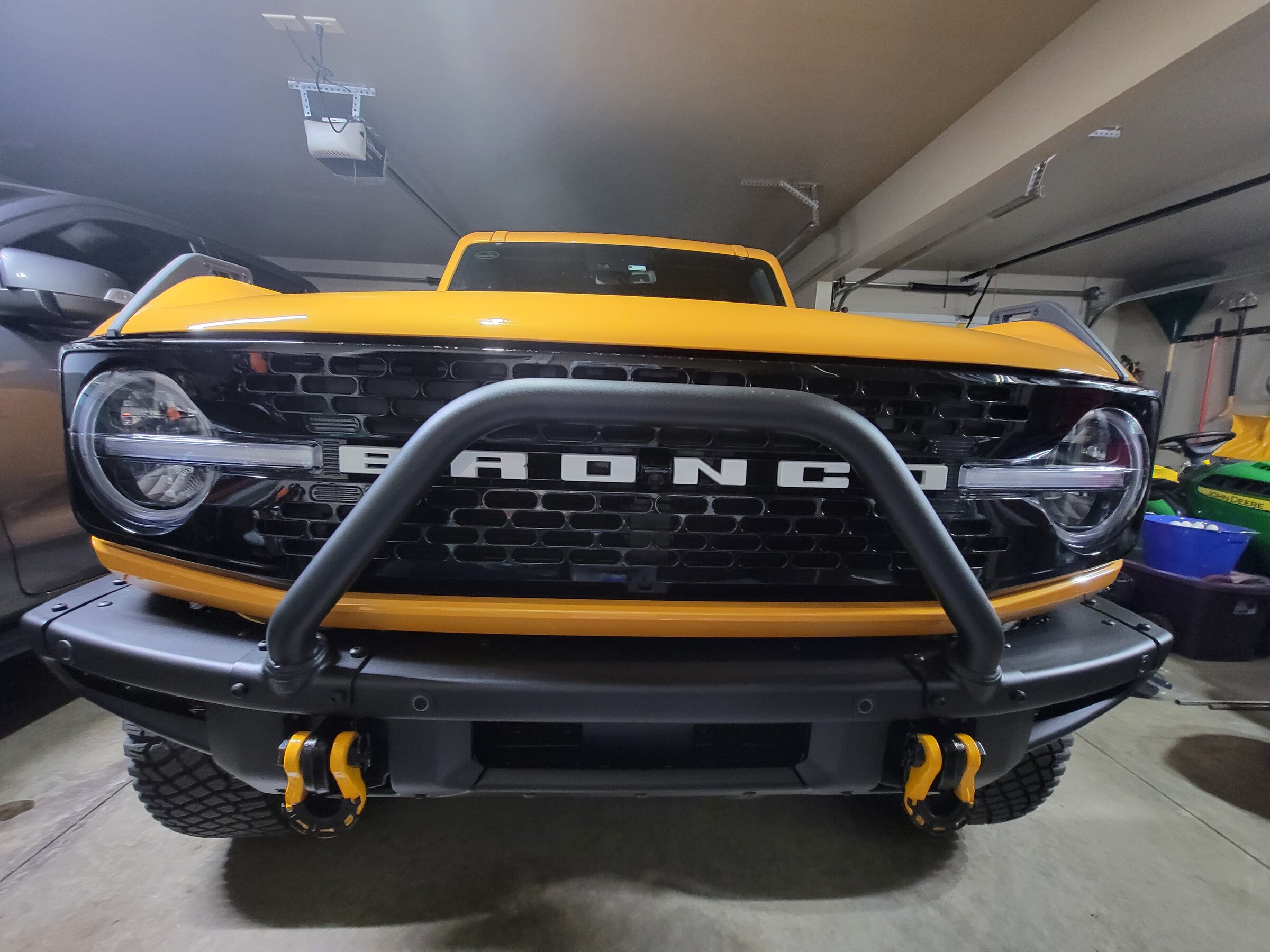 Ford Bronco Cyber Orange vs Yellow 20220217_092420