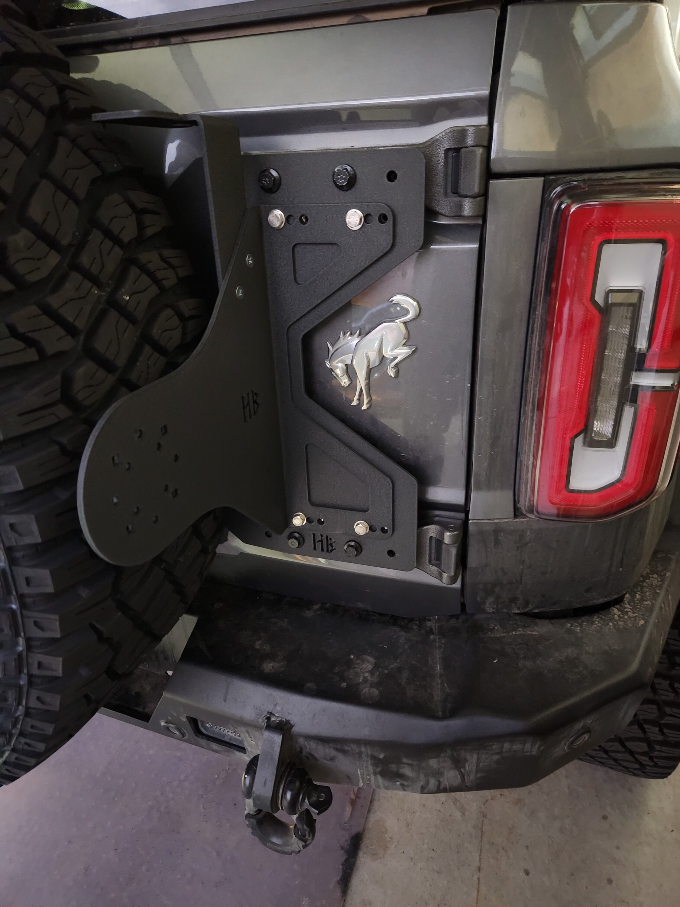 Ford Bronco Raptor Tailgate Hinges installed with Hammerbilt Bracket 20221013_183851