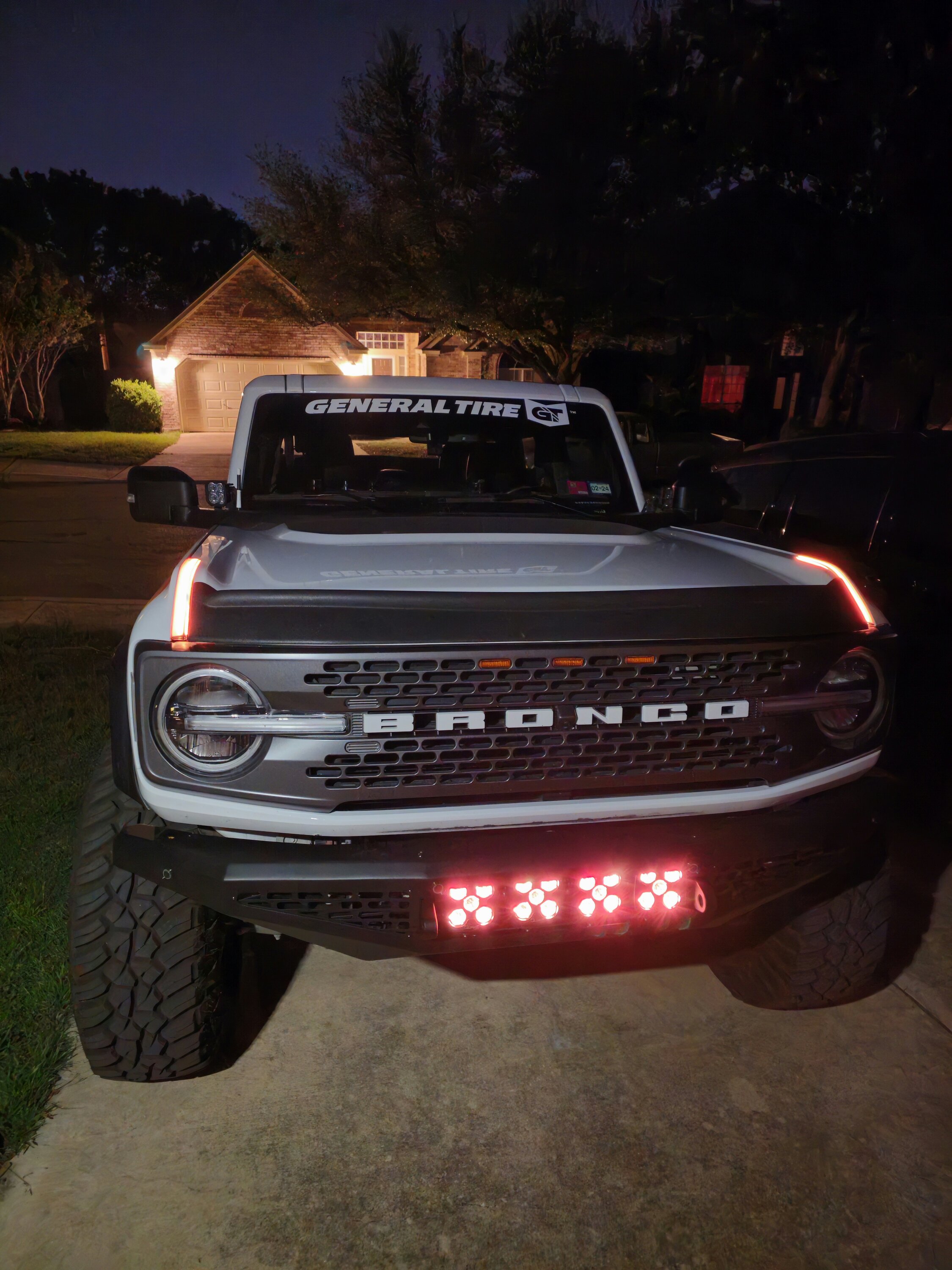 Ford Bronco Lobo Off-Road HNT bumper with skid + Quake LED 4.5″ RGB work lights 20230416_211644