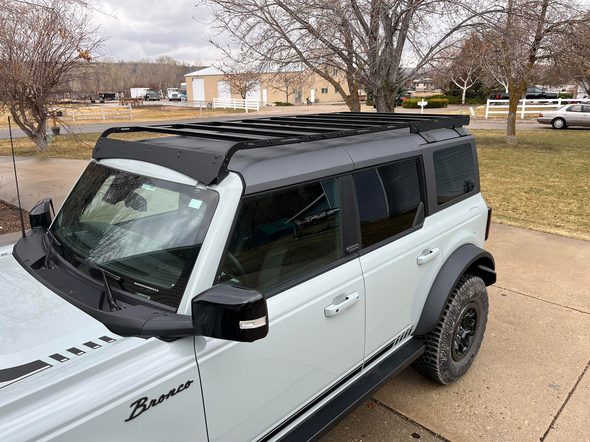 Ford Bronco What type of storage boxes are you using for your roof racks? 274654135_330238329064822_3800700221500247966_