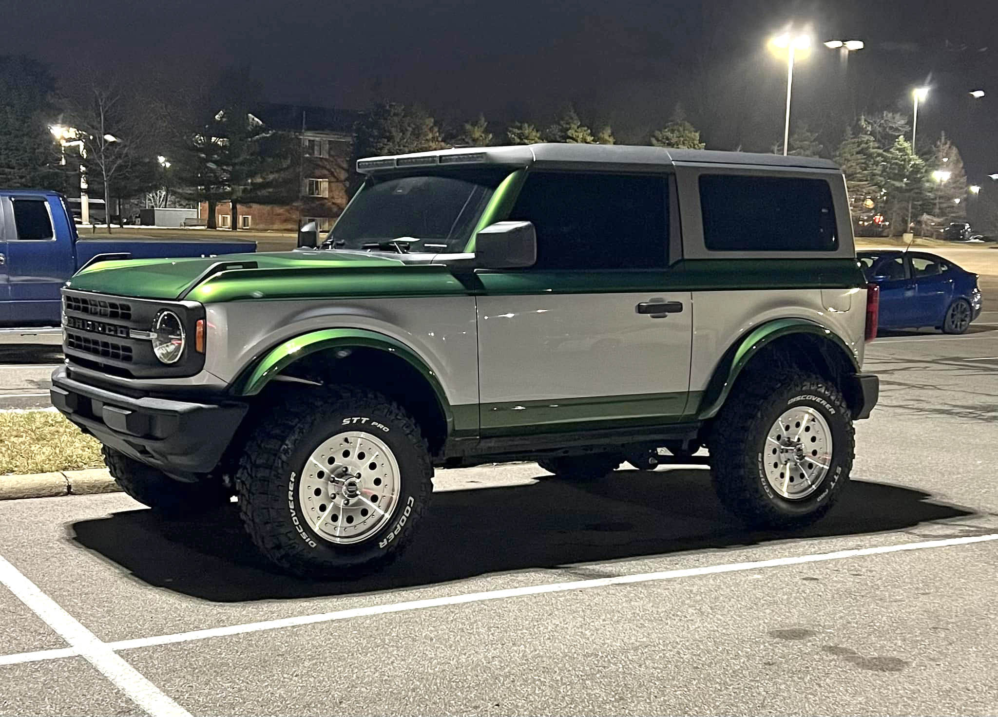Ford Bronco Bronco in Eruption Green + Ionic Silver 2-tone (Bronco II style) 327382200_1596129017573201_5871270082117350015_n (1)