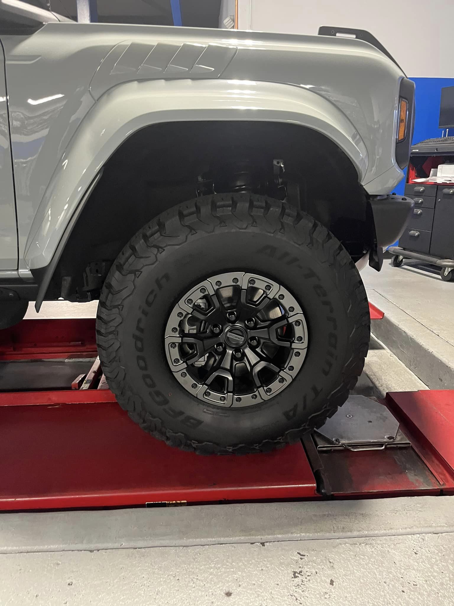Ford Bronco Bronco Raptor on 1" leveling kit and painted flares 334206826_1200028470655542_5482578024341957976_n
