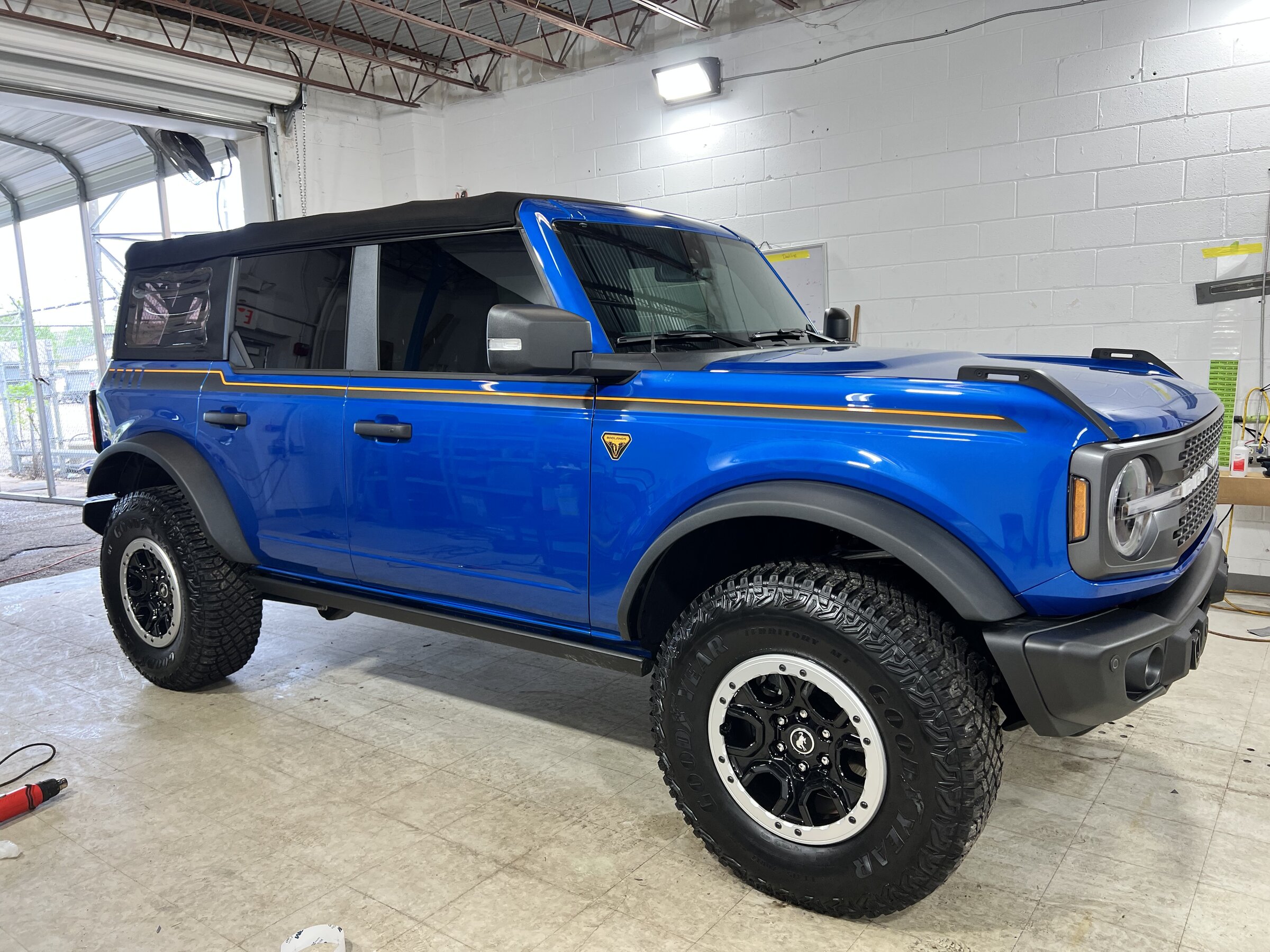 Ford Bronco VELOCITY BLUE Bronco Club 3B7AB730-6ADC-49DA-8CDE-360080321C58