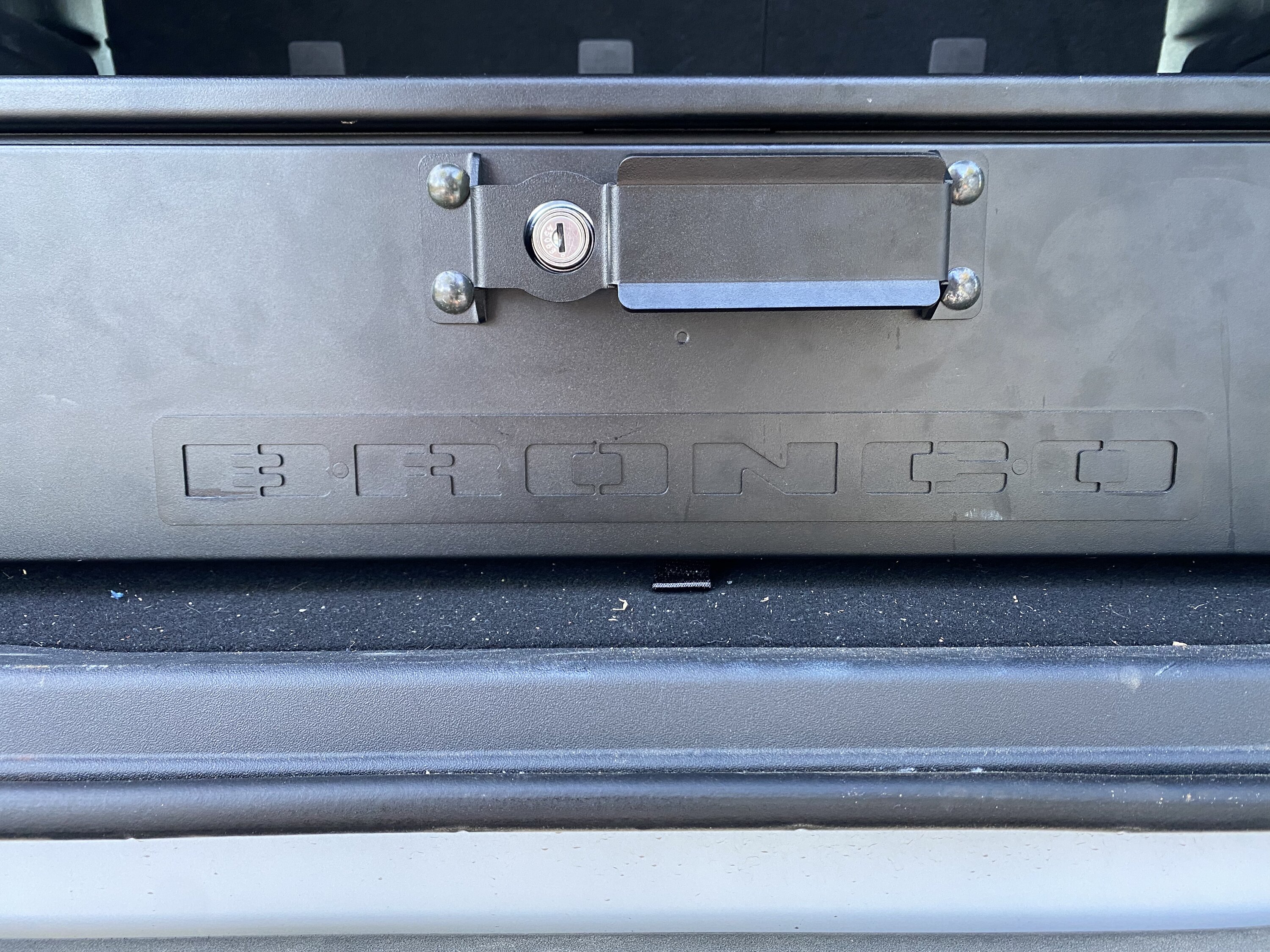 Ford Bronco 4dr cargo security drawer 3E09D1DF-9031-4CDF-8C81-1134B30B0EB0