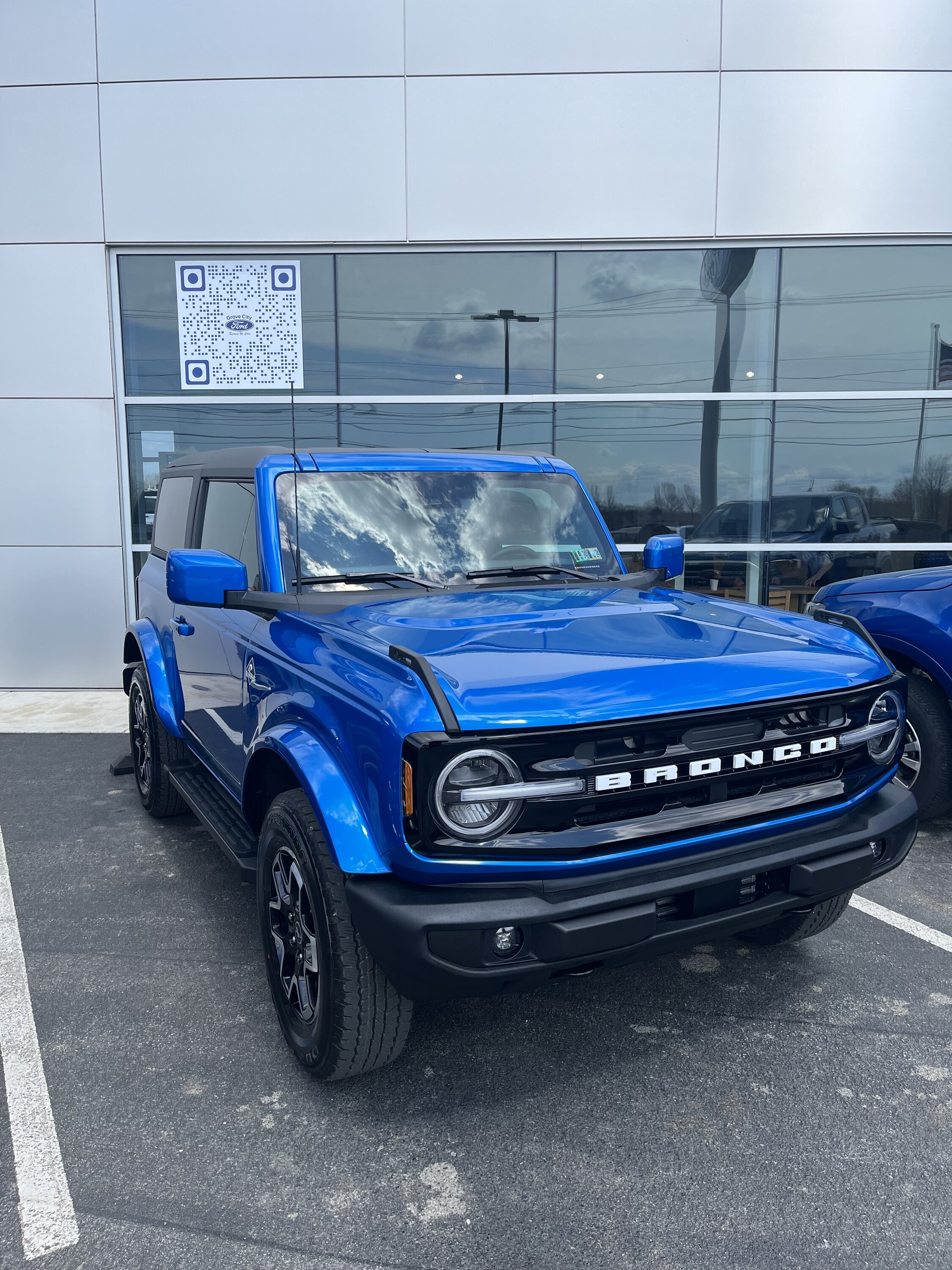 Ford Bronco VELOCITY BLUE Bronco Club 3EED66C0-215B-417B-BC69-01513C8C1AD6