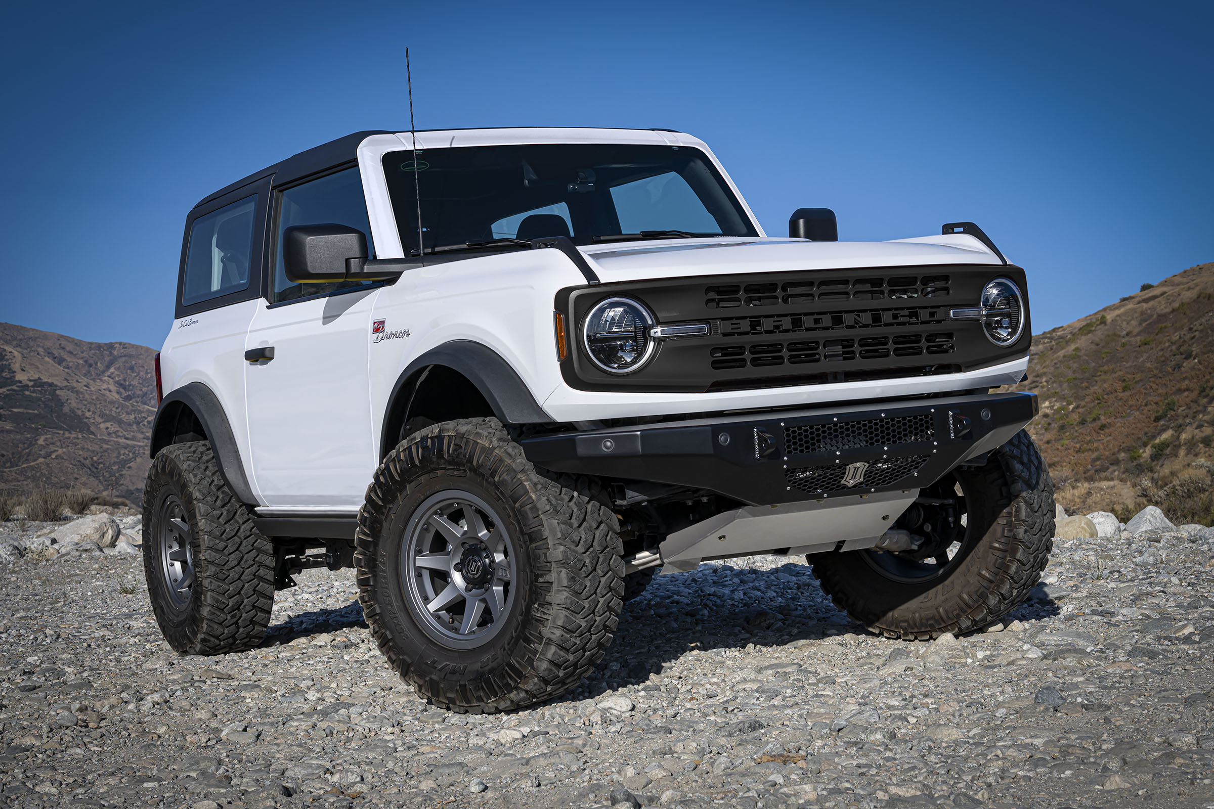 Ford Bronco ICON Impact Trail Series Front Bumper 45203-Lifestyle02_hi-res