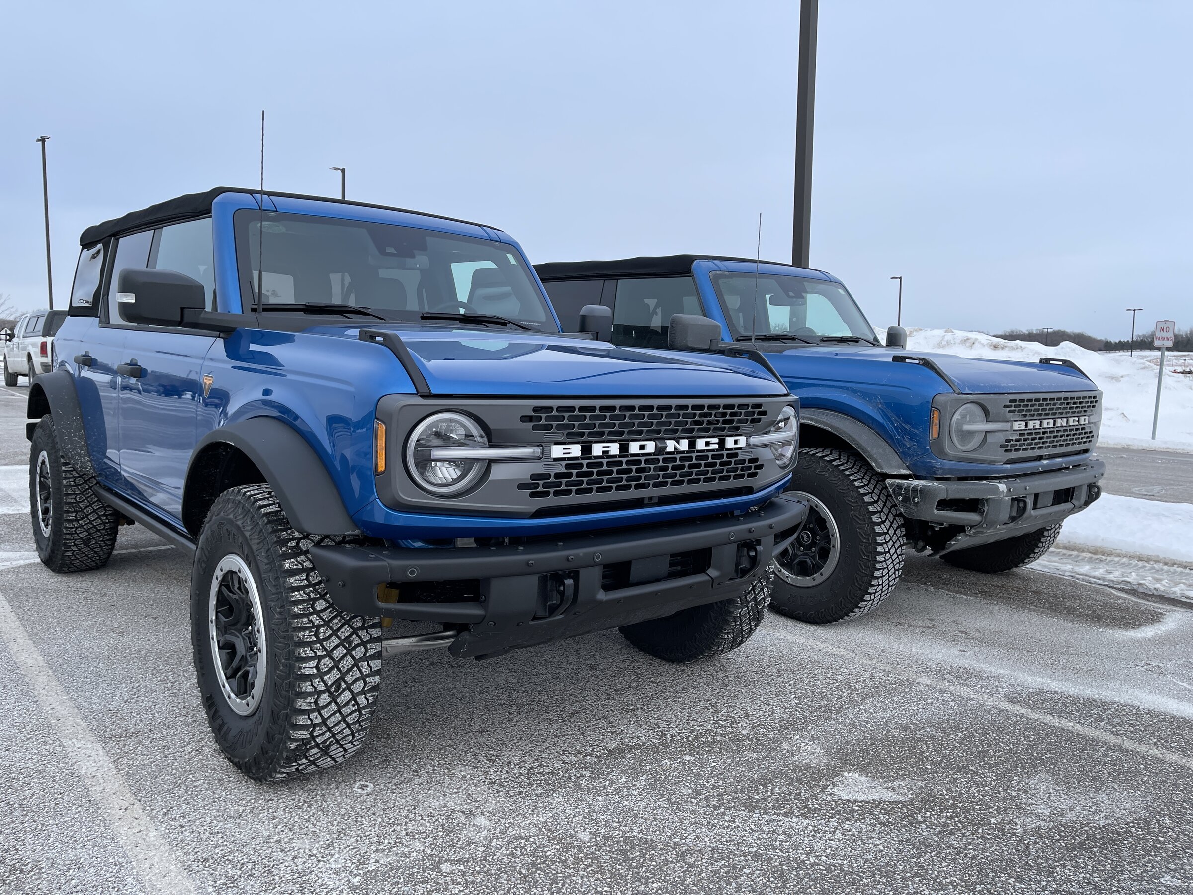 Ford Bronco VELOCITY BLUE Bronco Club 561F62DB-24C5-4316-A029-70E43EDA5218