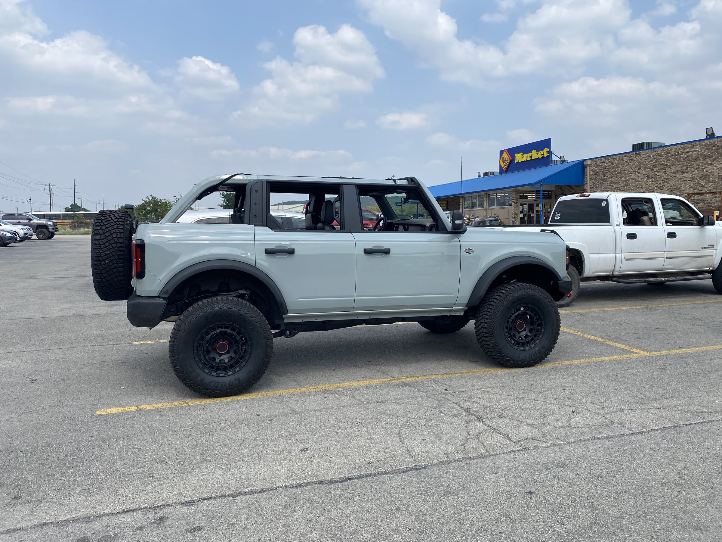 Ford Bronco Getting groceries and getting dirty!! 3” Zone lift, 17" Black Rhinos 48A400C8-C42E-46CC-86DE-88A067062345