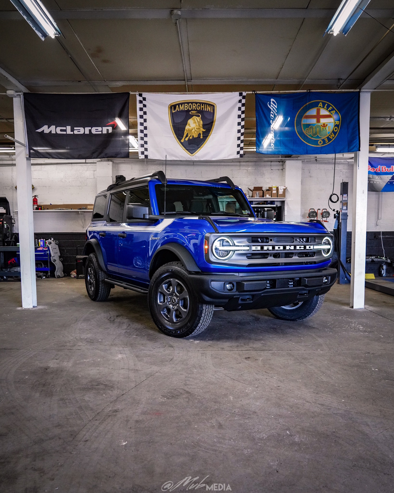 Ford Bronco VELOCITY BLUE Bronco Club AD8CD0DC-1AE8-4C92-B969-79391F99D635