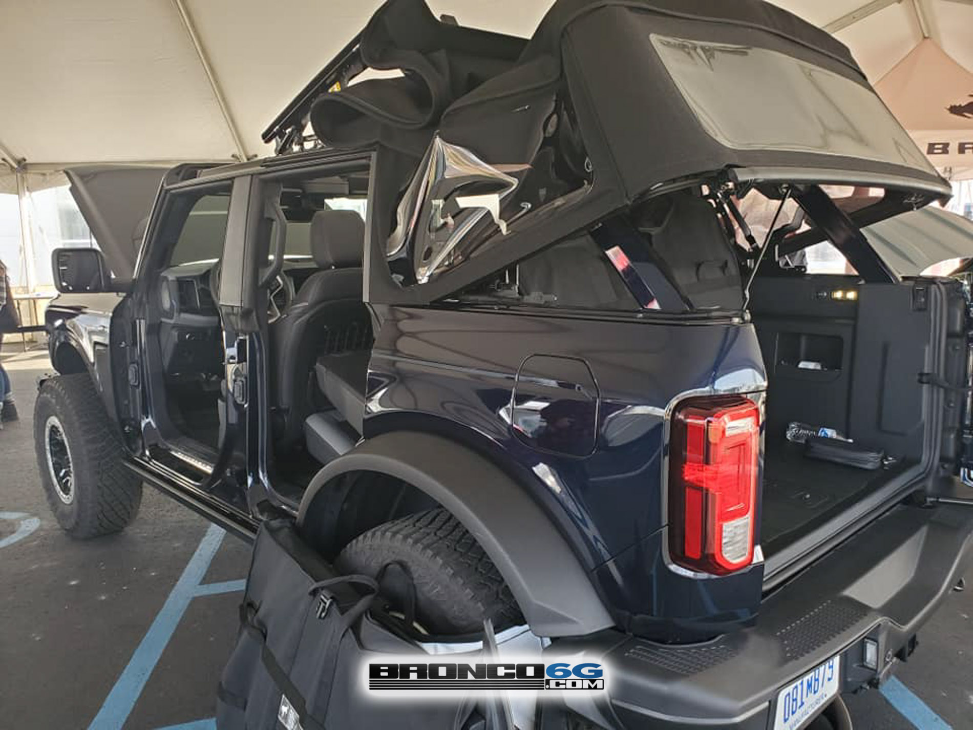 Ford Bronco Black Diamond Sasquatch in Antimatter Blue (ABM) 4-Door at Ford Preview Event - Photos & Videos Black Diamond Antimatter Blue (ABM) 4-Door 14