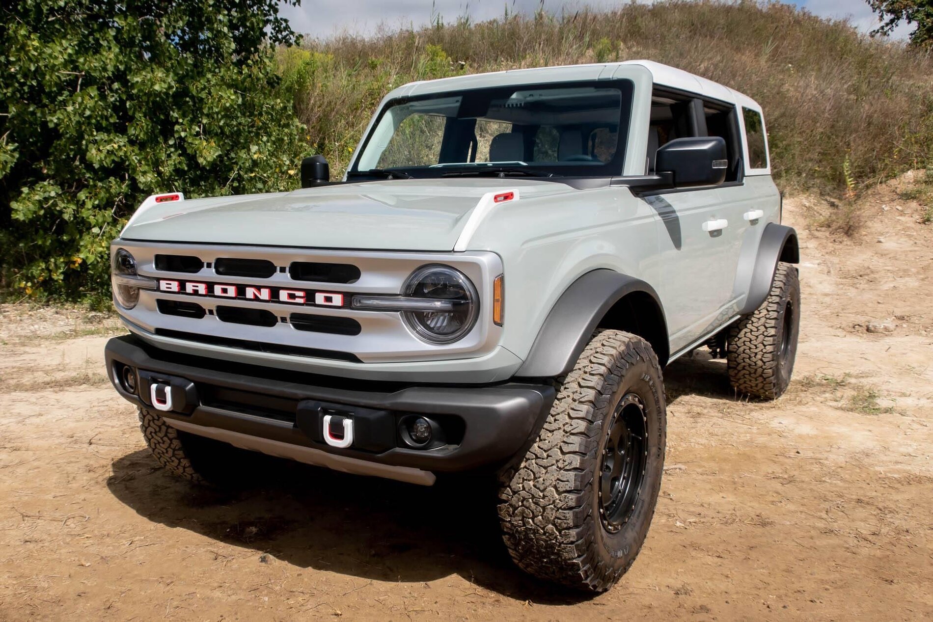 Ford Bronco Grilles...oh those Friggin' Grilles! BRONCO 4DR CACTUS GRAY-WHITE