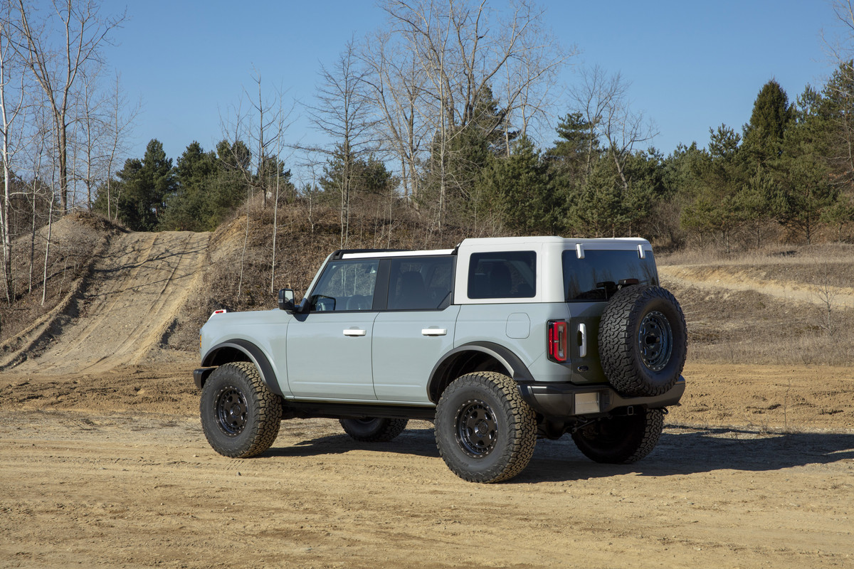 Bronco-4dr-features-08.jpg
