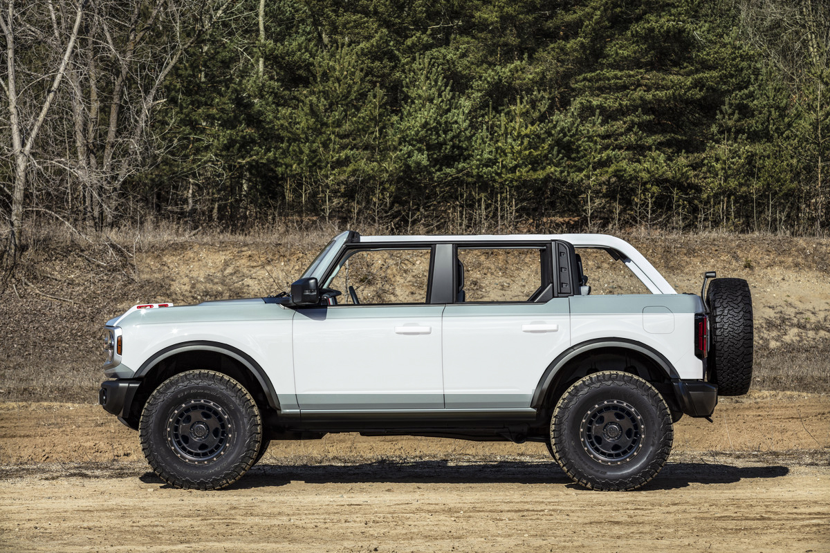 Ford Bronco Give us input what graphics you'd like to see us design for the 6G Broncos 1974-international-scout-ii