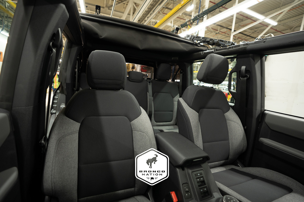 Ford Bronco Roast/Black vs Space grey/Navy pier bronco-base-interior-seats-dash-exterior-interior-1