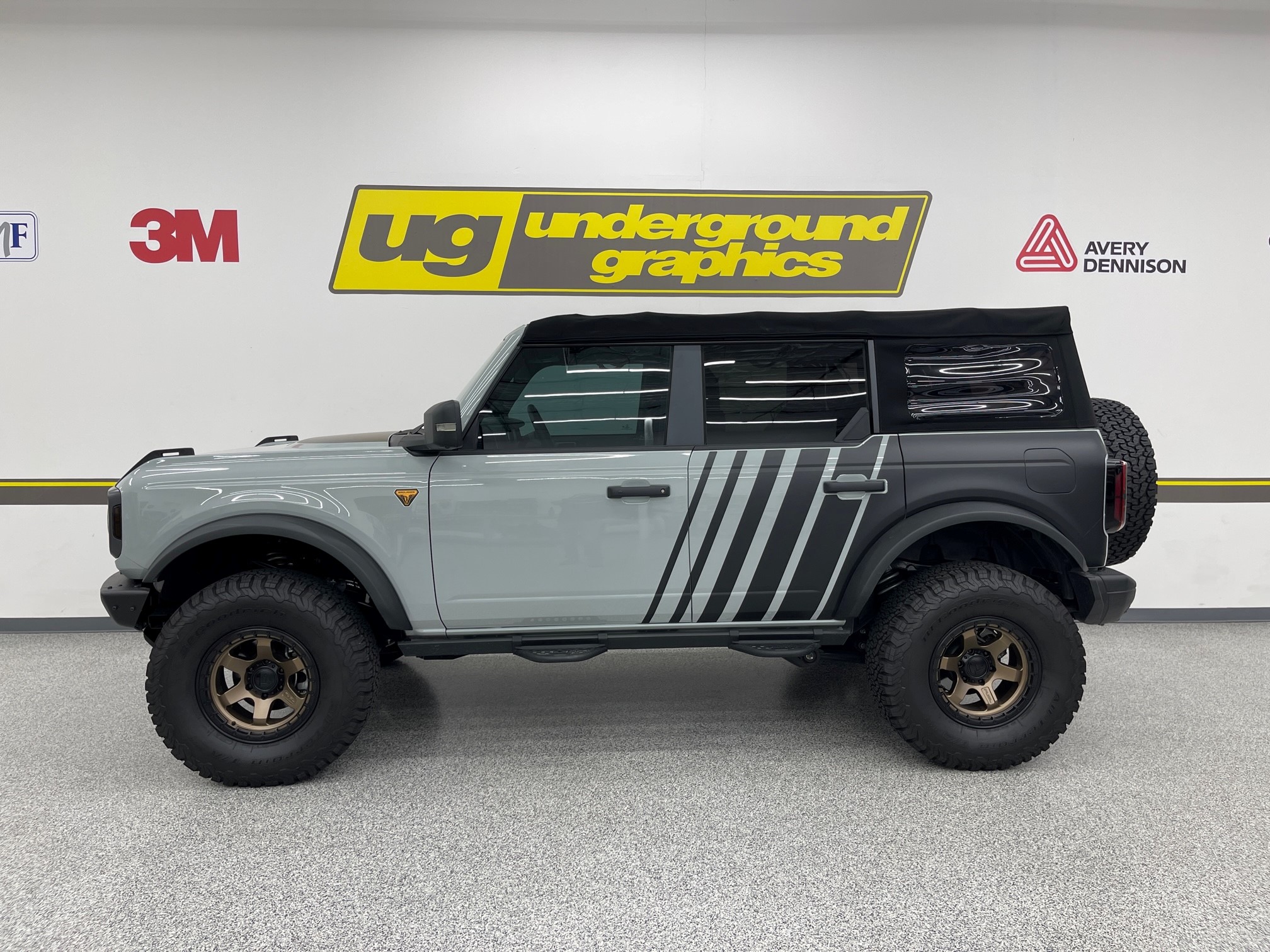 Ford Bronco Two new Bronco graphics kits from Underground! Bronco Drift kit full back 01