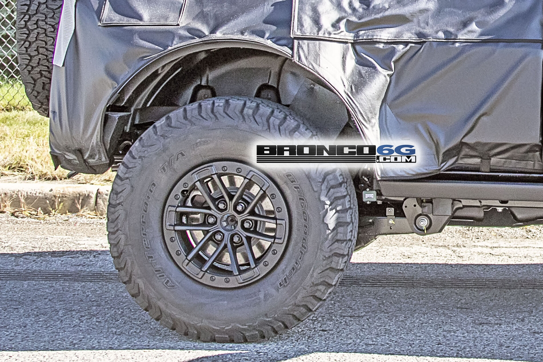 Ford Bronco Bronco Warthog Prototype Spied On Raptor 17" Bead Lock Wheels 37EC2475-B754-4B96-9EFF-31F07E12EFEC