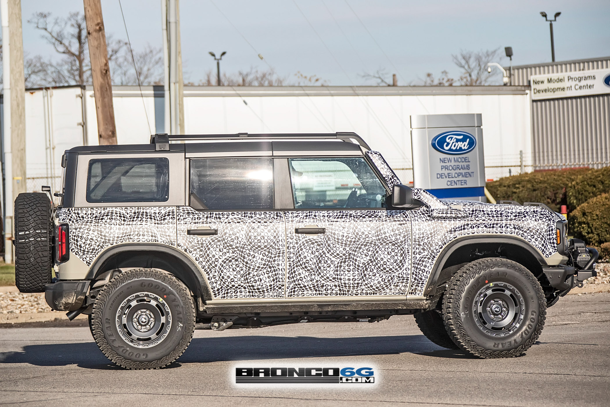 Ford Bronco 📸 2022 Bronco Everglades spied in DESERT SAND paint! 20210825_132608