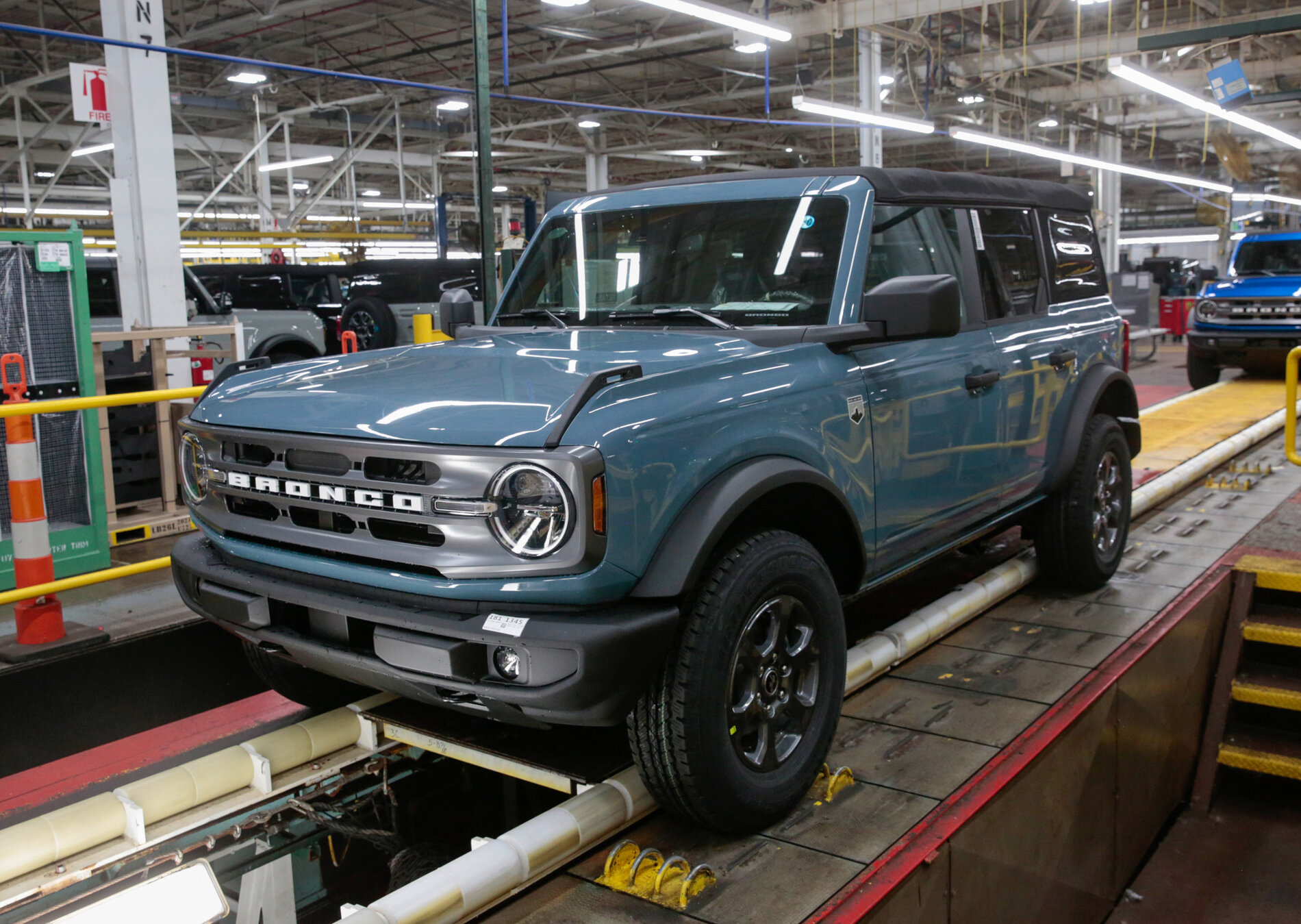 Ford Bronco Post Your Bronco Production Line Pics! (From Ford Emails Starting Today) BroncolinepicBB21.JPG