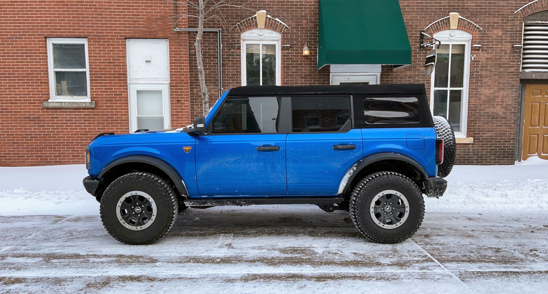 Ford Bronco VELOCITY BLUE Bronco Club C07D4DE7-D64B-44D3-8728-02CF77748493