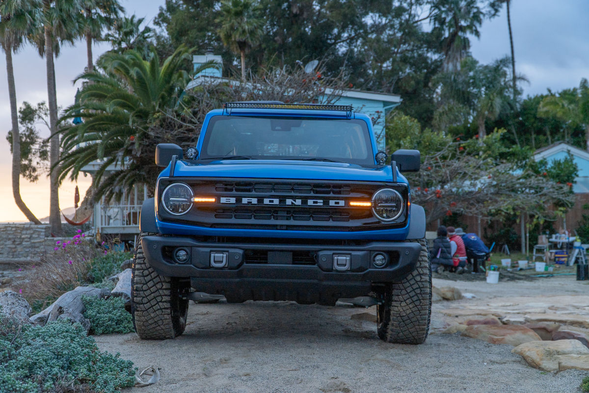 Ford Bronco 2022 Bronco gets "Capable Bumper" option. Comes standard on Black Diamond and Badlands Capable-large