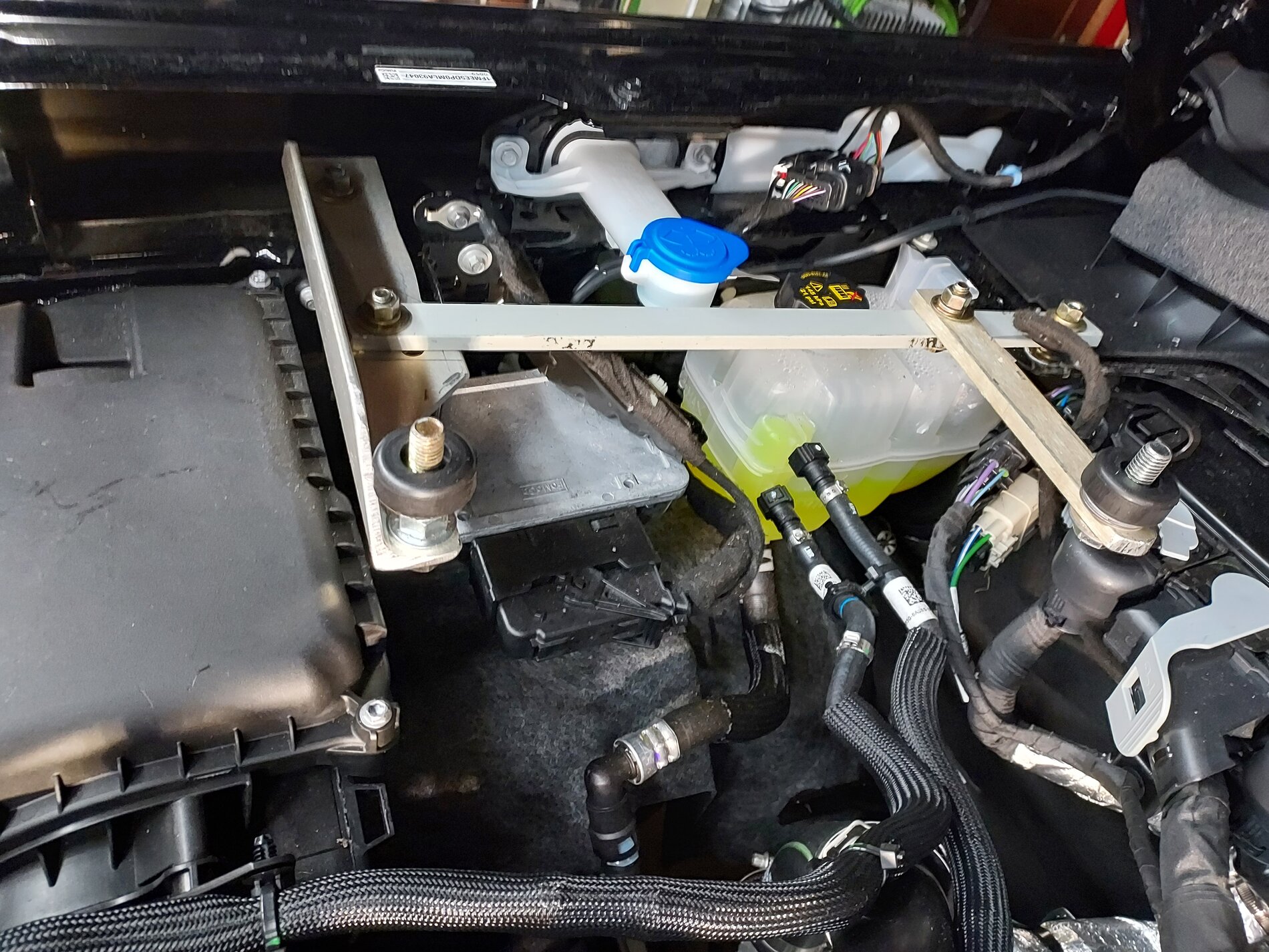 Ford Bronco ARB Dual Compressor Installed - Under Hood 2.7L Engine Compartment det-dcc020ib_xl