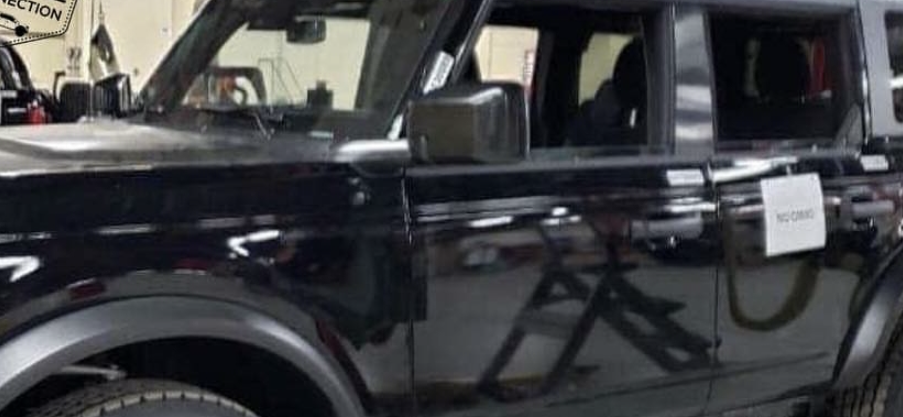 Ford Bronco Best Uncovered Looks Yet! Black 4 Door Bronco + 2 Door Without Top 61EE2015-E966-46EC-A465-01A73E8277B9