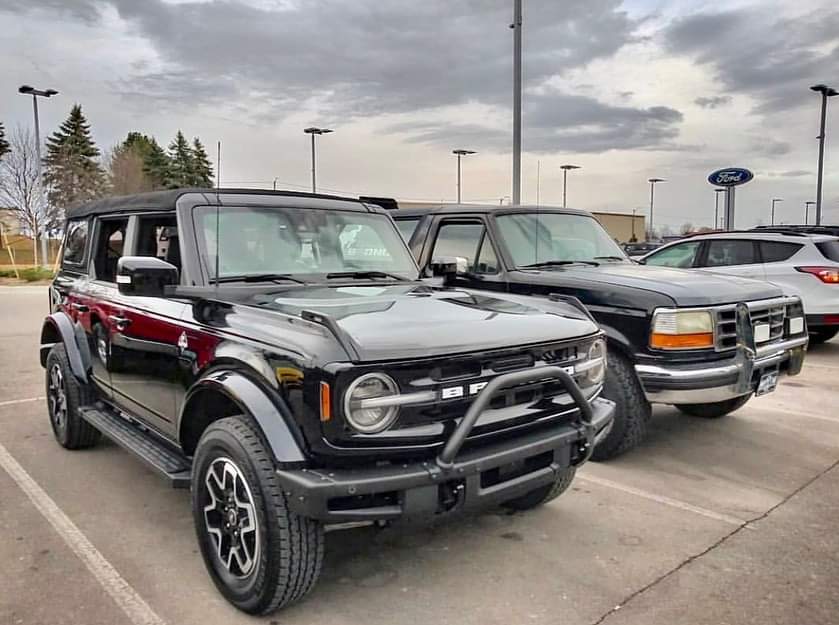 Ford Bronco 📷 2021 4-Door Outer Banks Bronco hanging out with 1995 Bronco giphy - 2021-03-27T125223.834