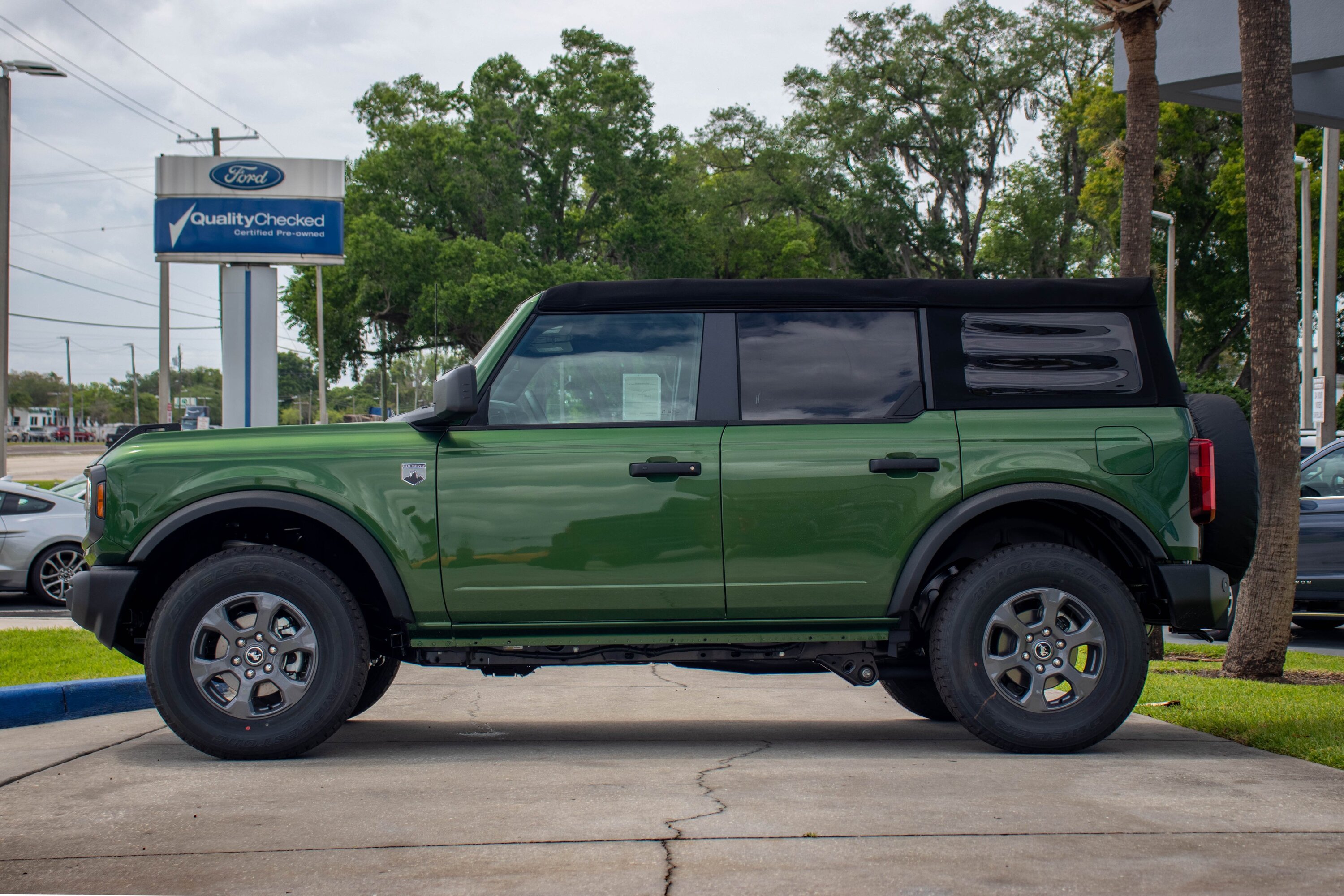 Ford Bronco PhotoShop Request: Bronze Gold Dipped Big Bend Wheels On Eruption Green. FPNE4ubXsAAIUKd