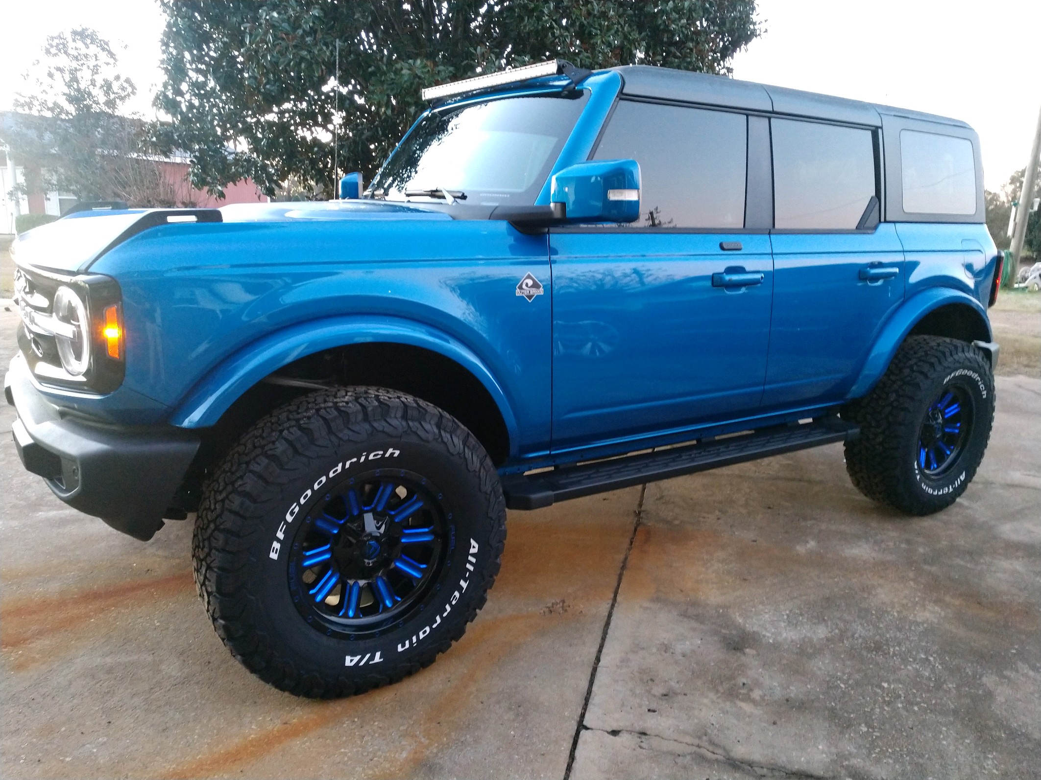 Ford Bronco VELOCITY BLUE Bronco Club 66353164297__1F3E2BC5-90E3-4D42-B8D4-47A1055B6F6D