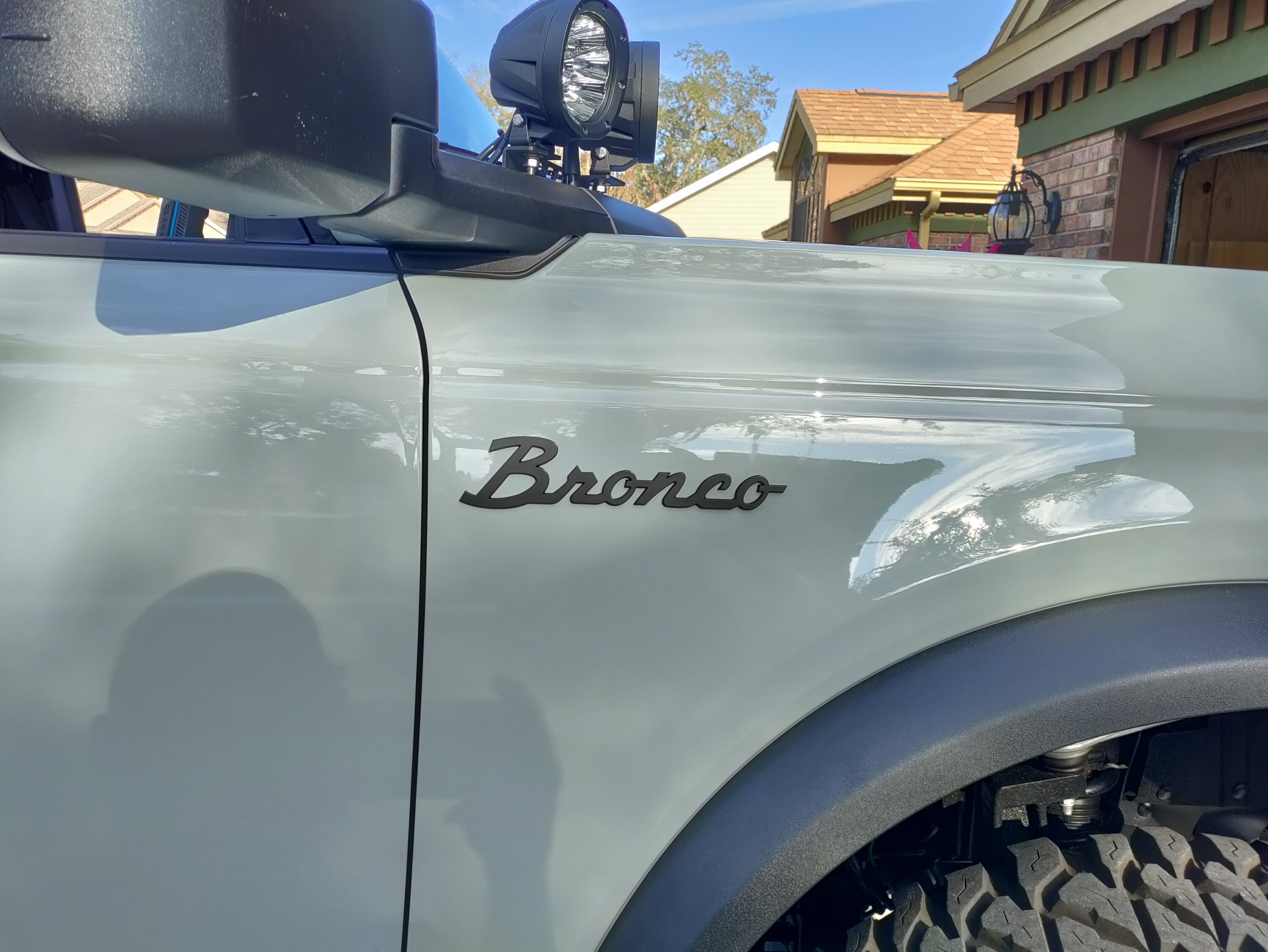 Ford Bronco Guys, why the heck does everyone debadge their trim emblems? 1676411177534