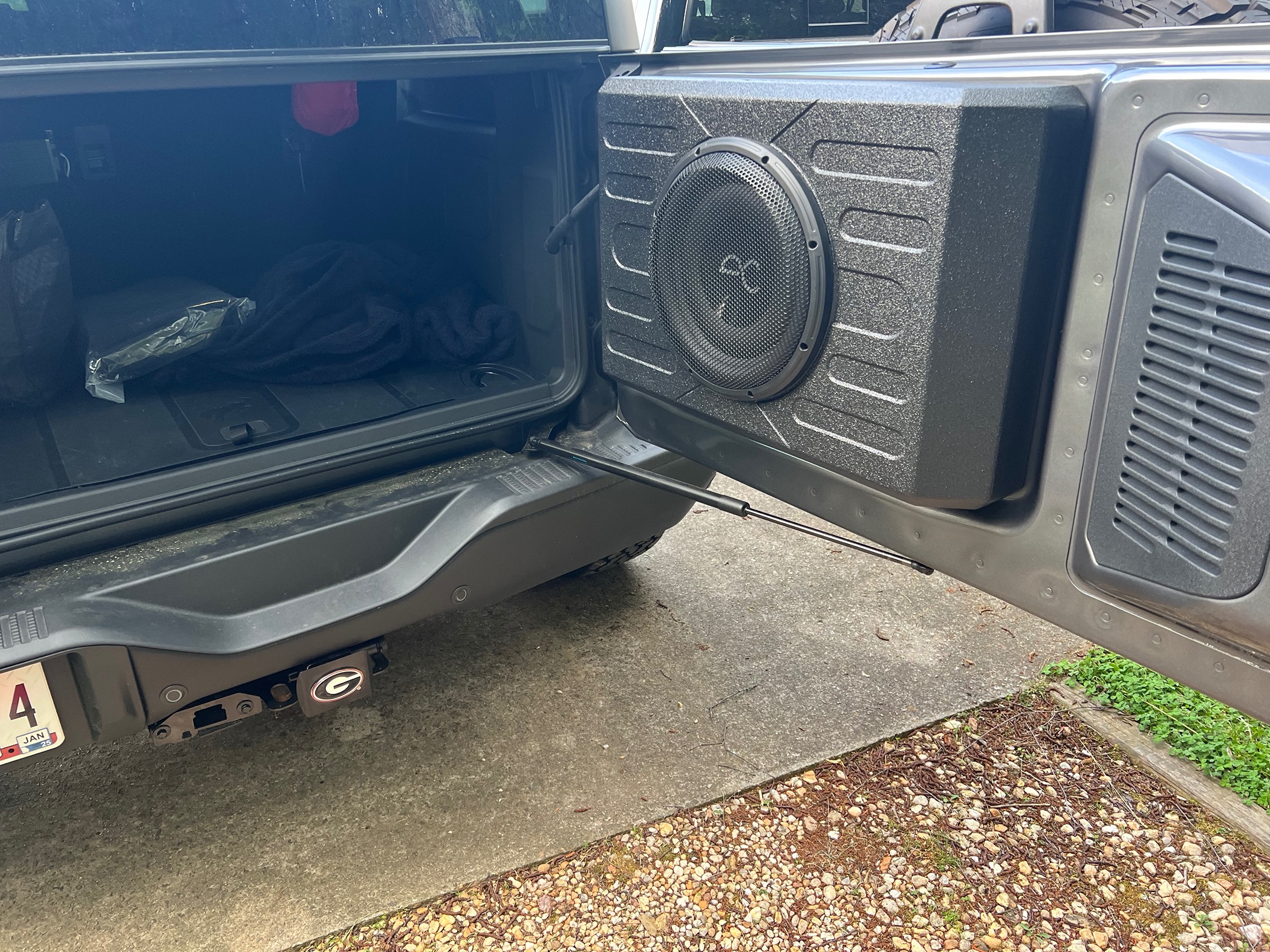 Ford Bronco Stinger tailgate sub installed, Stinger 700w amp install under driver seat with pics, 6.5 Mabett rear Kickers IMG_3311