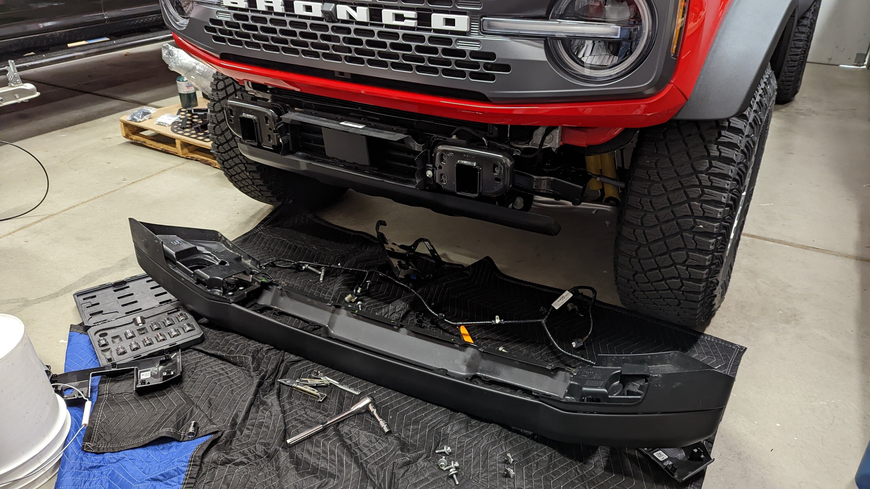 Ford Bronco JCR Vanguard bumper with Comeup Seal Slim Winch installed PXL_20221116_165148072