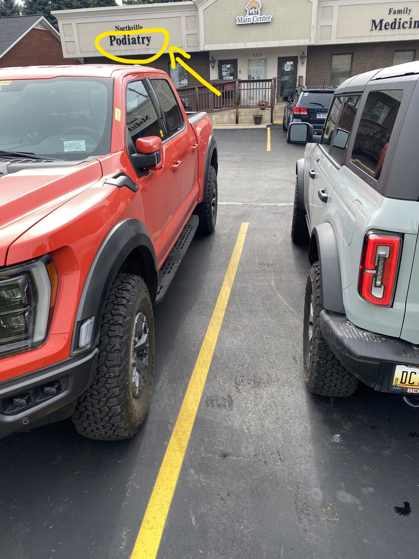 Ford Bronco Badlands Bronco vs Raptor on 37s Side-by-Side qq2