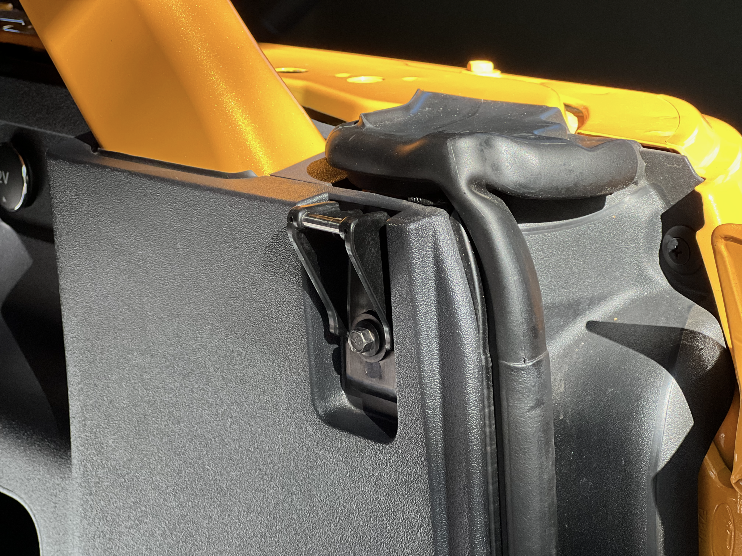 Rear top latches.png